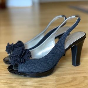 KAREN SCOTT textured black 2.5 inch heel.